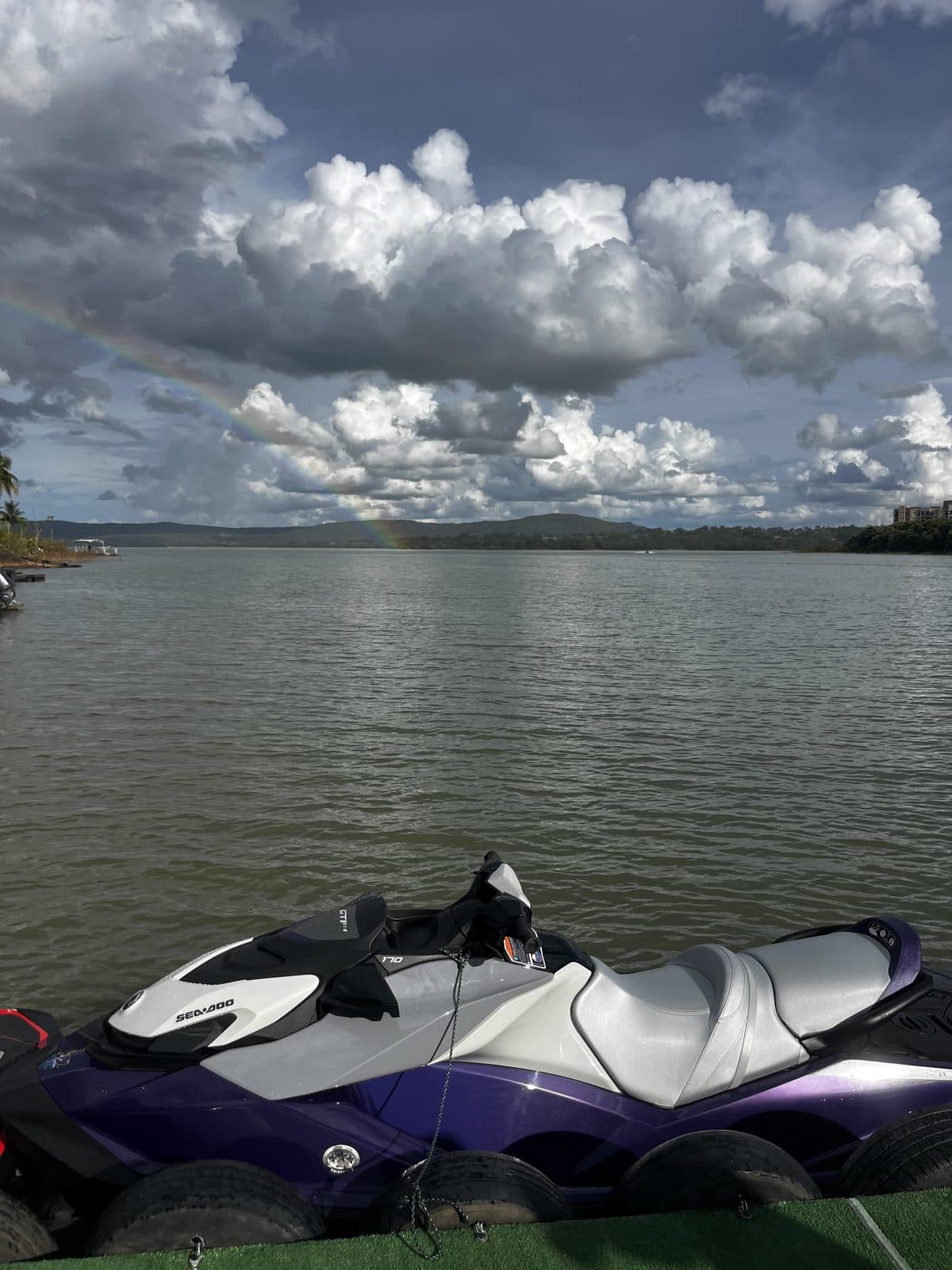 Jet ski Sea-Doo GTI 170 roxo na doca com arco-íris sobre o Lago Corumbá